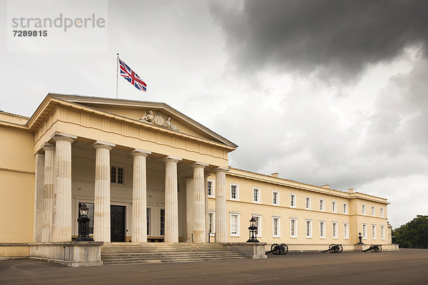 Europa Großbritannien Gebäude Fassade Hausfassade frontal Monarchie Hochschule England Hampshire Militär alt