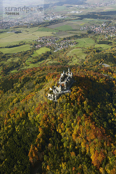 Burg Hohenzollern im Herbst  Baden-Württemberg  Deutschland  Luftbild