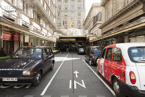 Taxis vor dem Haupteingang zum Hotel Savoy  Strand  London  England  Großbritannien  Europa