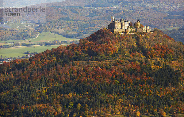 Burg Hohenzollern im Herbst  Baden-Württemberg  Deutschland  Luftbild