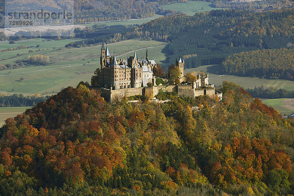 Burg Hohenzollern im Herbst  Baden-Württemberg  Deutschland  Luftbild