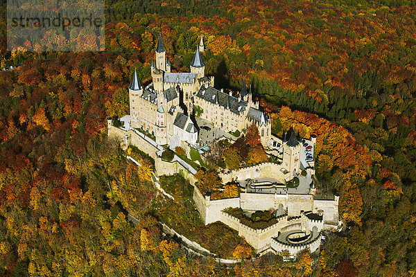 Burg Hohenzollern im Herbst  Baden-Württemberg  Deutschland  Luftbild