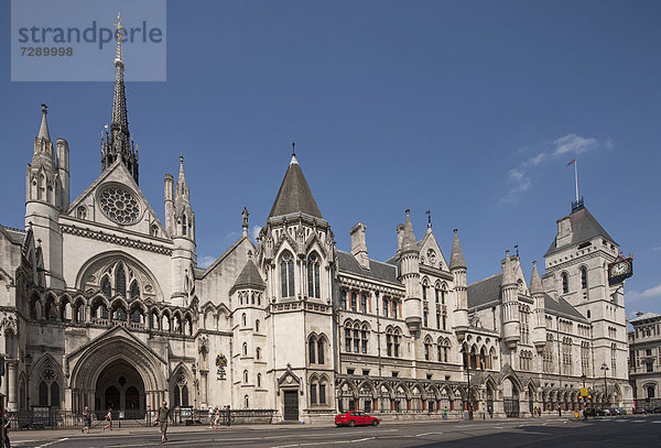 Fassade der Royal Courts of Justice  oberster Gerichtshof  in der Fleet Street  London  England  Großbritannien  Europa