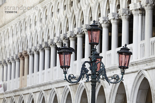 Straßenlaterne vor dem Dogenpalast  Venedig  Italien