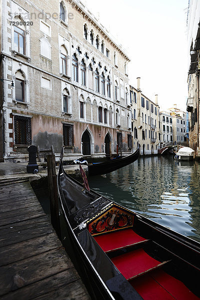 Gondel auf einem Kanal in Venedig  Italien