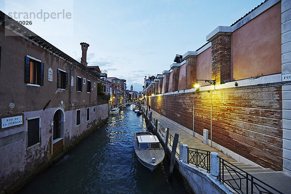 Abendstimmung an einem Kanal in Venedig  Italien