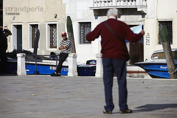 Tourist mit Karte und Gondoliere in Venedig  Italien