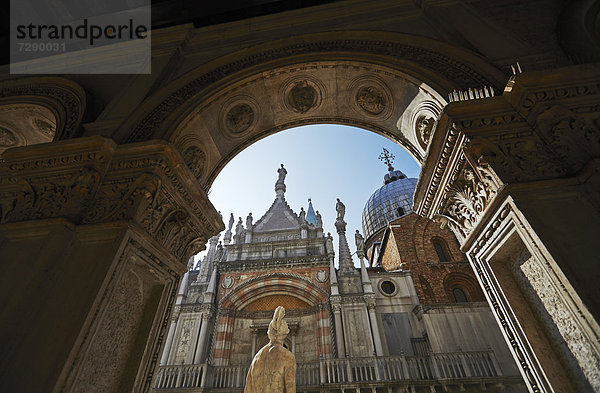 Dogenpalast mit Blick auf den Markusdom  Venedig  Italien
