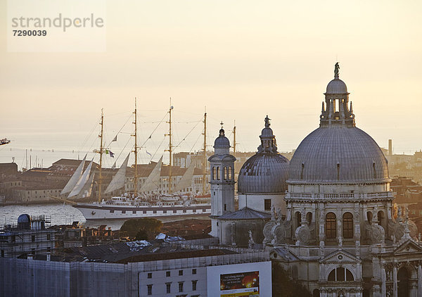 Segelschiff und Santa Maria della Salute  Venedig  Italien