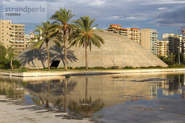 Versammlungshalle  Expo-Gelände  Rachid Karami International Fair  Tripoli  Libanon. Der brasilianische Architekt Oscar Niemeyer plante das Areal Anfang der 1960er Jahre.