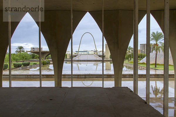Libanesischer Pavillon  Expo-Gelände  Rachid Karami International Fair  Tripoli  Libanon. Der brasilianische Architekt Oscar Niemeyer plante das Areal Anfang der 1960er Jahre. Im Hintergrund der Betonbogen.
