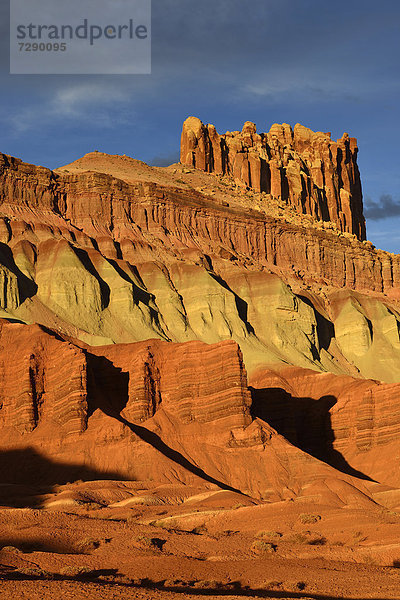 Letztes Licht auf The Castle Rock  Sonnenuntergang nach Gewittersturm  Capitol Reef Nationalpark  Utah  Südwesten  Vereinigte Staaten von Amerika  USA