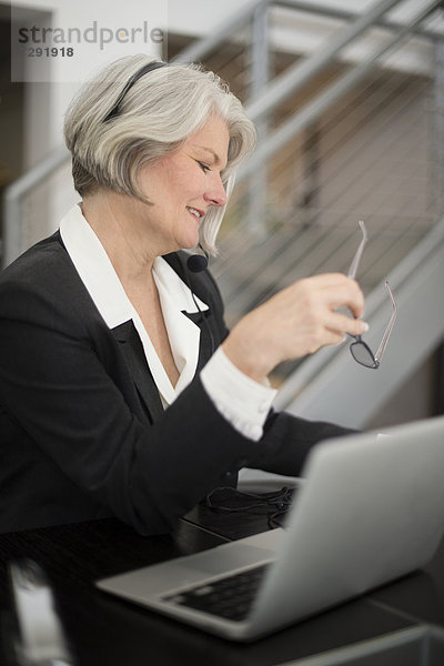 sitzend  Geschäftsfrau  Notebook  Büro