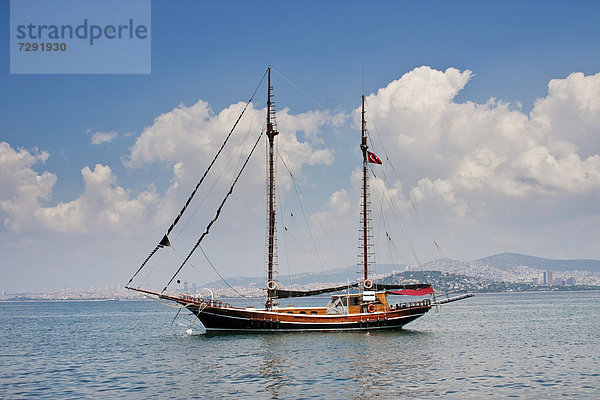 Türkei  Ansicht des Segelbootes an der Küste der Prinzeninseln
