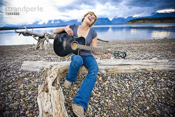 nahe Europäer Frau See Gitarre spielen