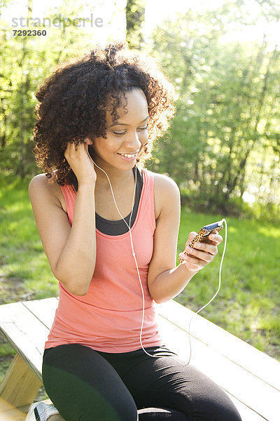 Frau  zuhören  Hispanier  Spiel  Sportkleidung  MP3-Player  MP3 Spieler  MP3 Player  MP3-Spieler