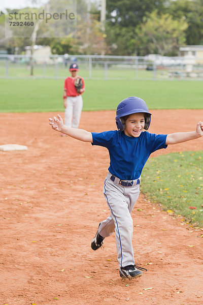 Junge - Person  Hispanier  Baseball  spielen