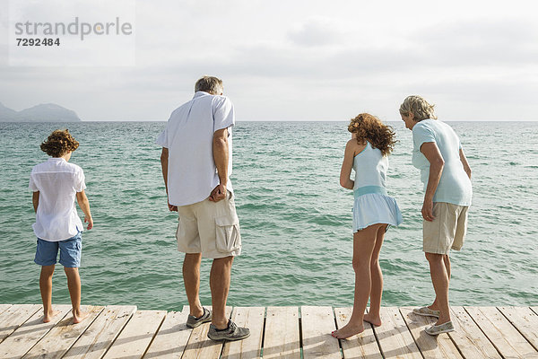 Spanien  Großeltern mit Enkelkindern am Steg  Blick ins Wasser