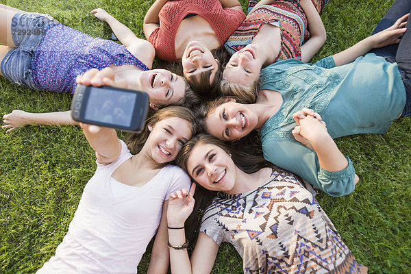 liegend  liegen  liegt  liegendes  liegender  liegende  daliegen  Europäer  Freundschaft  nehmen  Selbstportrait  Gras