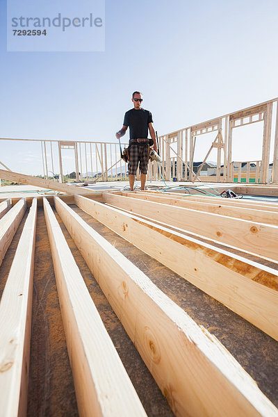 stehend bauen Europäer Mann