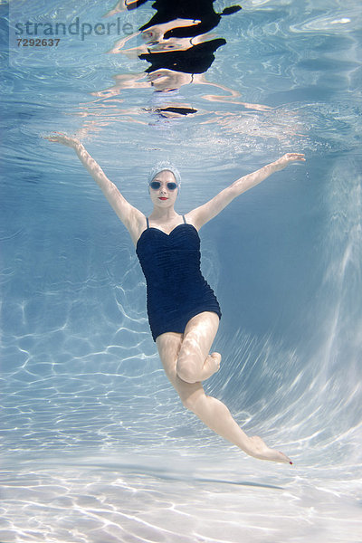 Europäer Frau Unterwasseraufnahme schwimmen