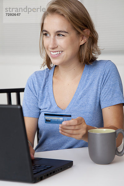 Europäer  Frau  Internet  kaufen  Kredit  Kreditkarte  Karte
