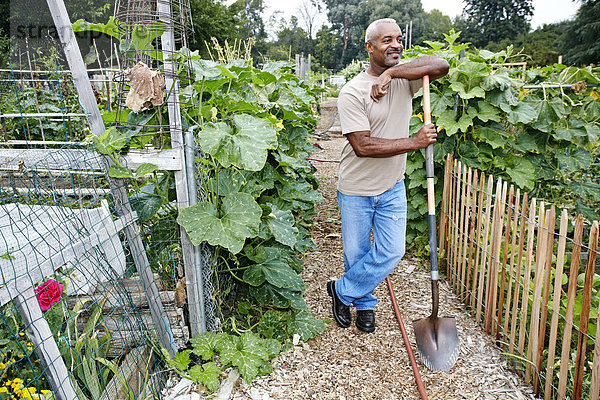 angelehnt Mann schwarz Schaufel Gemeinschaftsgarten