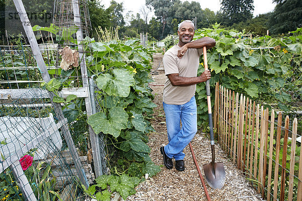 angelehnt Mann schwarz Schaufel Gemeinschaftsgarten