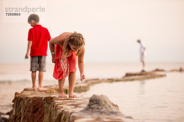 Kinder spielen auf jetty