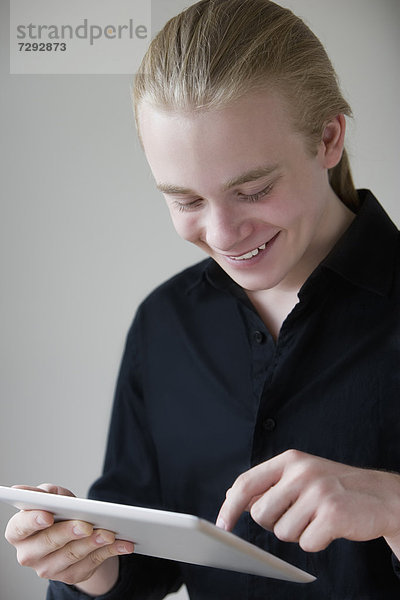 benutzen  Jugendlicher  Europäer  Junge - Person  Tablet PC