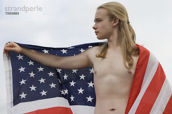 Jugendlicher  Europäer  Junge - Person  Fahne  amerikanisch  umwickelt