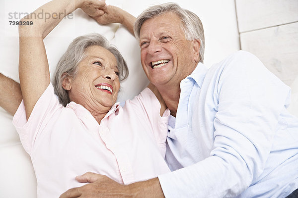 Spanien  Seniorenpaar aufwachend  lächelnd