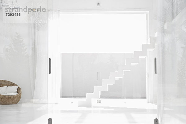 Spanien  Modernes Wohnzimmer mit Treppe