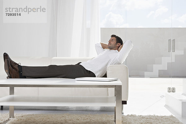 Spanien  Geschäftsmann entspannt auf der Couch