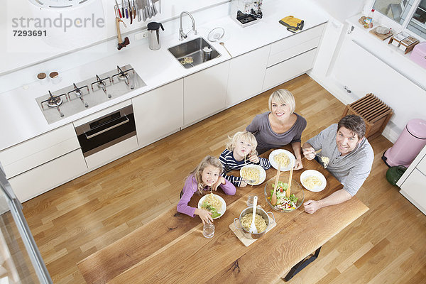 Deutschland  Bayern  München  Familie essen Spaghetti in der Küche