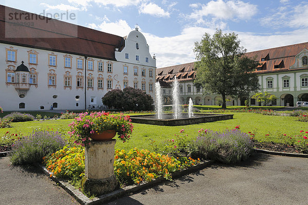 Deutschland  Bayern  Blick auf den Innenhof des Klosters Benediktbeuern
