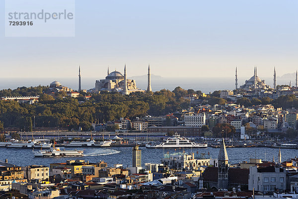 Türkei  Istanbul  Blick von Beyoglu über das Goldene Horn mit Hagia Sophia und Sultan Ahmed Moschee