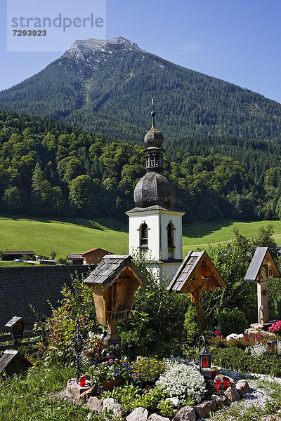 Deutschland  Bayern  Blick auf die Sebastianskirche in Ramsau bei Berchtesgaden