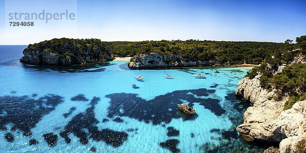 Menorca  Blick auf die Balearen mit Booten