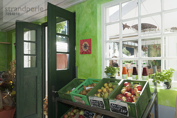 Deutschland  Verschiedene Obst- und Gemüsesäfte im Shop