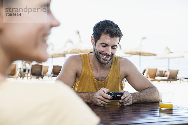 Spanien  Mittleres erwachsenes Paar im Beach Cafe