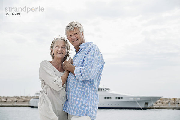 Spanien  Seniorenpaar im Hafen  lächelnd  Portrait