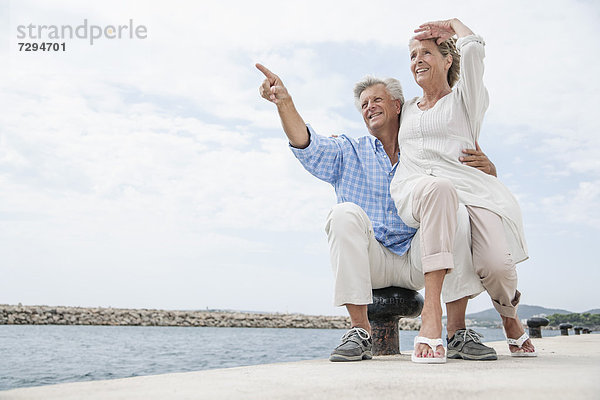 Spanien  Seniorenpaar im Hafen  lächelnd
