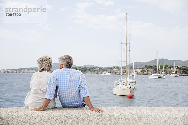 Spanien  Seniorenpaar sitzend im Hafen