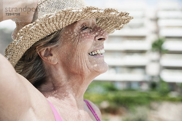 Spanien  Seniorin mit Strohhut  lächelnd