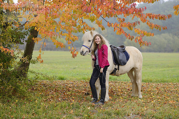 Teenagerin mit einem Pferd