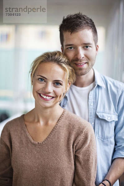 Porträt eines glücklichen jungen kaukasischen Paares  das zusammensteht.