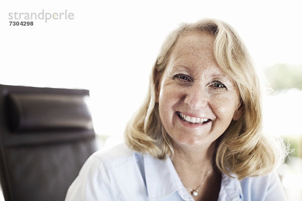 Nahaufnahme des Porträts einer glücklichen Senior-Geschäftsfrau mit einem Lächeln
