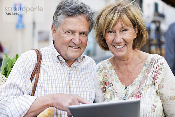 Portrait des glücklichen Paares mit digitalem Tablett