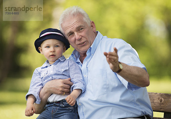 Großvater mit Enkelkind im Park